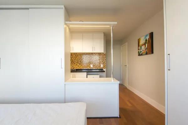 STUDIO MOBILIADO COM VAGA NO CENTRO CÍVICO