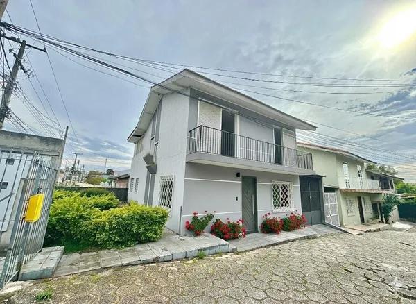 Sobrado no Capão Raso na Laudelino Ferreira Lopes
