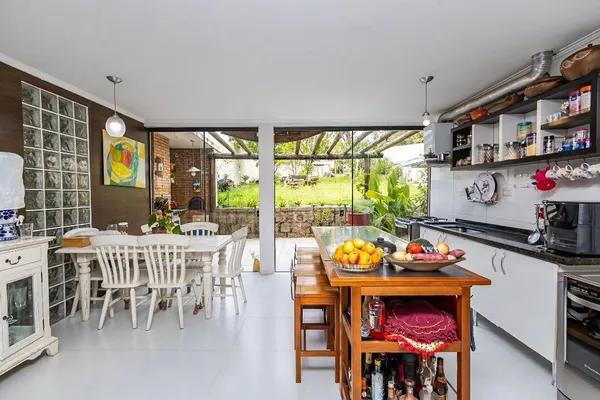 Casa com quintal grande no Pilarzinho