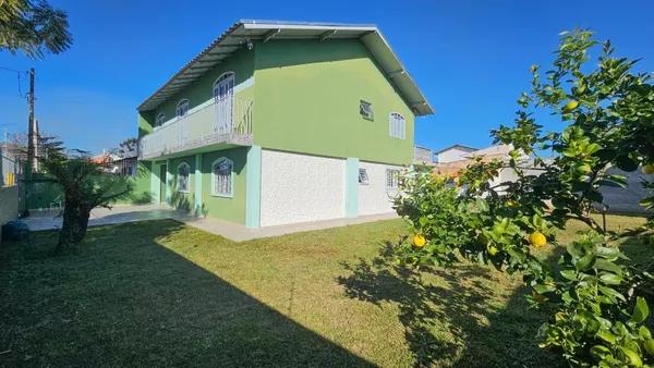 Sobrado de 210 m² com amplo terreno 4 dormitórios sendo 1 suíte e 3 vagas de garagem no Cajuru