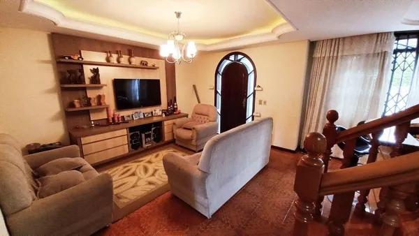 Sobrado com 4 quartos e suíte, 219 m² + edícula + salão por R$ 769.000 - Fazendinha - Curitiba/PR