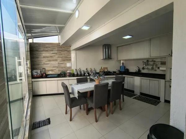 Sobrado à Venda no Xaxim, Curitiba: 3 Quartos, Terraço e Garagem | Rua Miguel José Grein, Xaxim, Curitiba