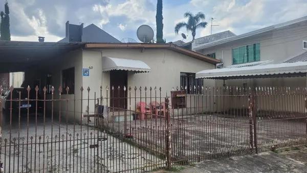 CASA com 4 dormitórios à venda com 350.14m² por R$ 614.000,00 no bairro Xaxim - CURITIBA / PR