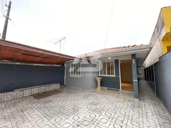 Casa em rua tranquila no bairro Pinheirinho em Curitiba