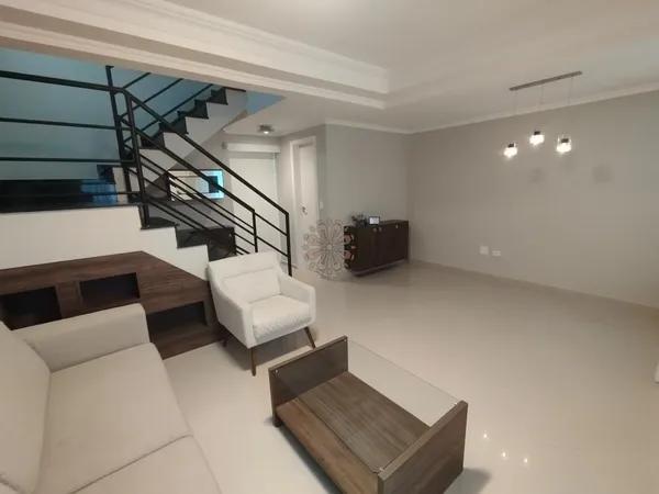 SOBRADO NO BAIRRO SANTA FELICIDADE EM CONDOMINIO COM 3 QUARTOS E JARDIM!