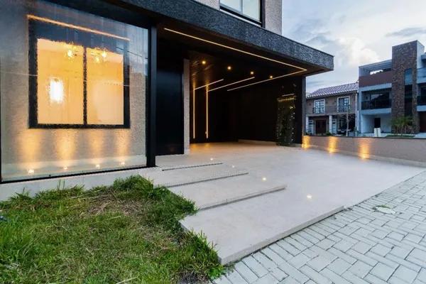 SOBRADO COM 3 DORMITÓRIOS, INCLUINDO UMA SUÍTE, GARAGEM PARA 4 VAGAS NO UMBARA