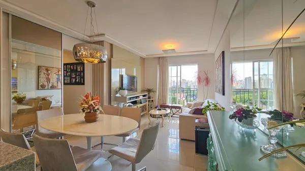 Apartamento de 75 m² com 3 dormitórios sendo 1 suíte e 2 vagas de garagem no Cristo Rei em Curitiba