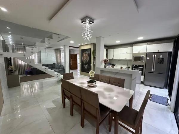 Sobrado com 4 dormitórios à venda, 300 m² por R$ 900.000,00 - Sítio Cercado - Curitiba/PR