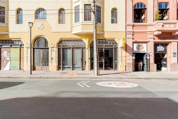 Studio DECORADO e MOBILIADO com 1 dormitório para alugar, 17 m² por R$ 1.800,/mês - Centro - Curitiba/PR