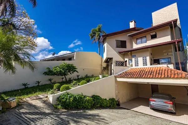 Casa com quintal grande no Pilarzinho