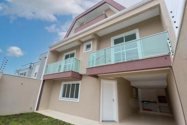Sobrado independente em Santa Felicidade com suíte, ático e 2 vagas de garagem