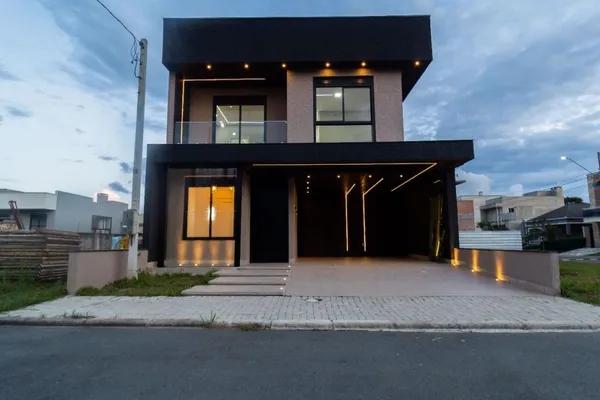SOBRADO COM 3 DORMITÓRIOS, INCLUINDO UMA SUÍTE, GARAGEM PARA 4 VAGAS NO UMBARA