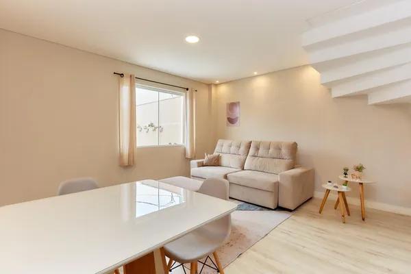 Sobrado Triplex com 4 quartos, amplo ático, vagas para até 3 carros.