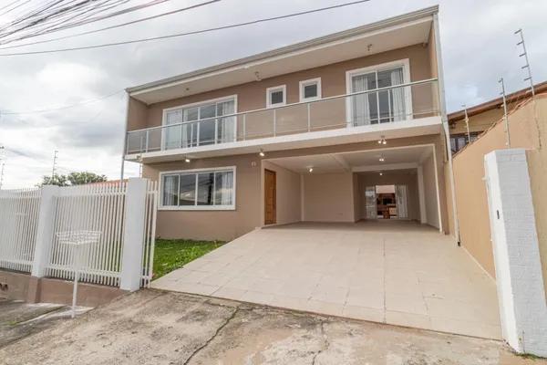 Sobrado de 320 m² com 5 dormitórios sendo 2 suítes com espaço gourmet e 3 vagas de garagem no Bacacheri