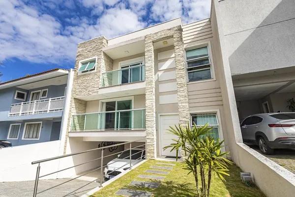 Casa em Condomínio com 3 Suítes e 4 Vagas - Pilarzinho