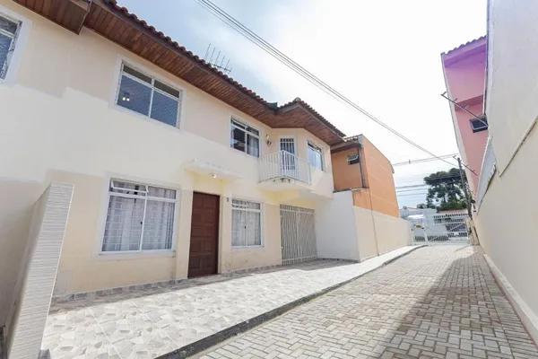 Sobrado de 3 quartos está no bairro Portão em condomínio fechado