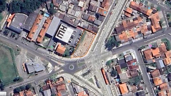 Terreno comercial e residencial de esquina 715 m² livre e murado pronto para construção no Cajuru