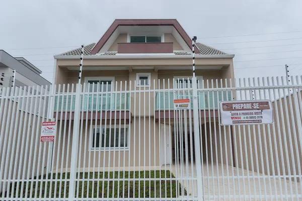 Sobrado independente em Santa Felicidade com suíte, ático e 2 vagas de garagem