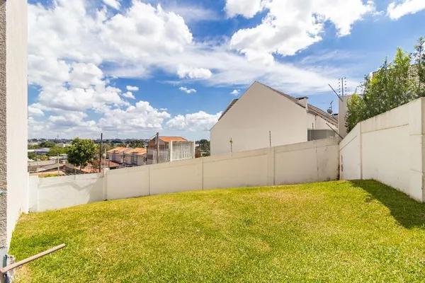 Ideal para Casa Contemporânea! Terreno em Declive – Condomínio em Curitiba