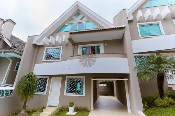 SOBRADO NO BAIRRO SANTA FELICIDADE EM CONDOMINIO COM 3 QUARTOS E JARDIM!