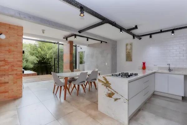 Casa no Jardim das Américas: 225m², 3 Quartos, Suíte Master, Jacuzzi e Quintal