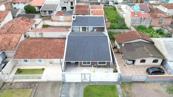 Casa térrea com 202 m² com 4 dormitórios sendo 1 suíte 4 vagas de garagens e edícula no Santo Antônio