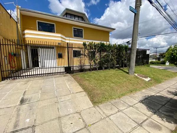 Sobrado com 3 dormitórios à venda, 180 m² por R$ 950.000,00 - Capão Raso - Curitiba/PR