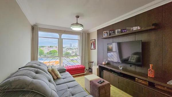 Apartamento semi-mobiliado de 133 m² privativo com 3 dormitórios sendo 1 suíte e 1 vaga de garagem no Água Verde