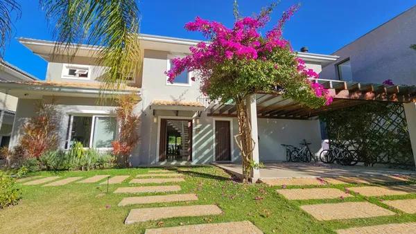 Casa em condomínio fechado de alto padrão ao lado do Parque Tingui em terreno privativo de 1193 m²