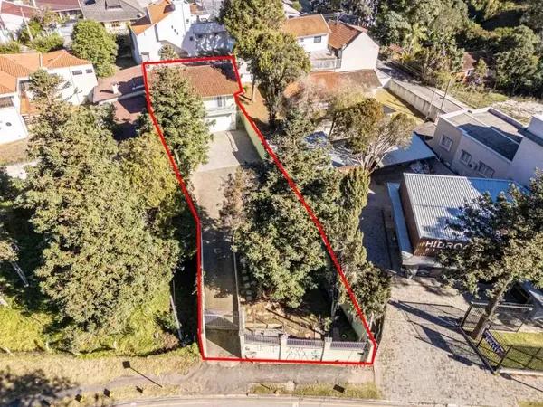 Casa 3 quartos 1 suíte 2 vagas cobertas no Santo Inácio - Curitiba/PR