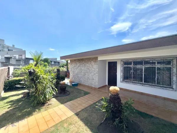 Casa AVERBADA há uma quadra da Avenida Winston Churchill !